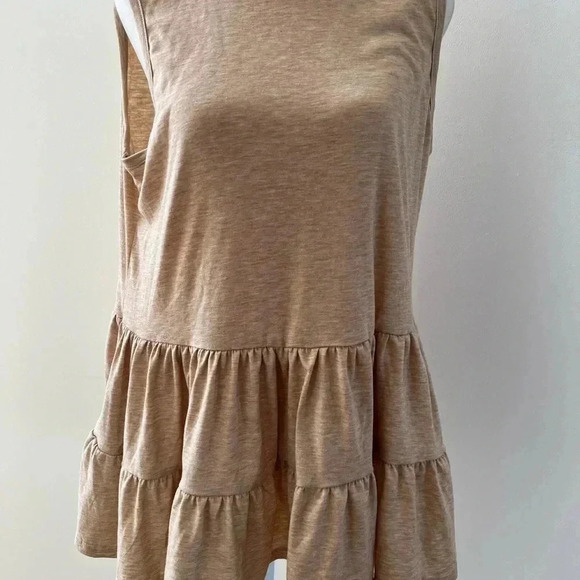Sleeveless woman’s oatmeal color baby doll top. Size: L. - Picture 6 of 10
